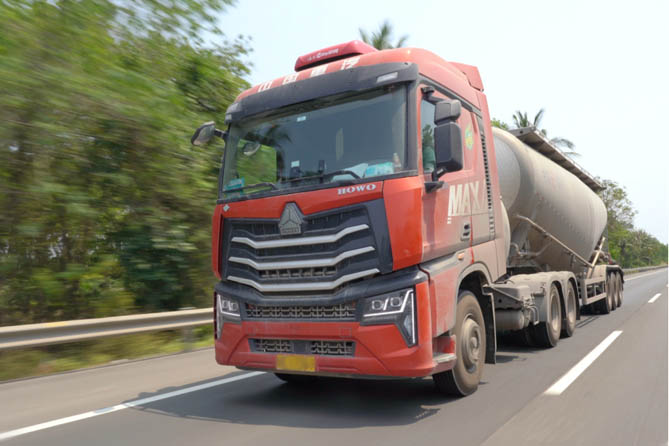 选择水泥罐车“既要又要还要”，中国重汽豪沃MAX燃气车统统满足