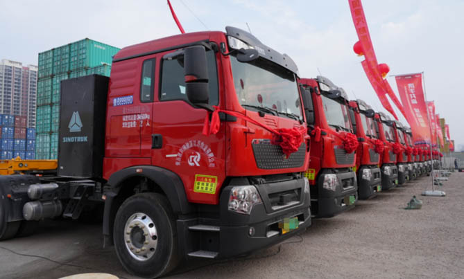 中国重汽&青岛大客户首批50台纯电牵引车交付暨100台签约仪式圆满落幕