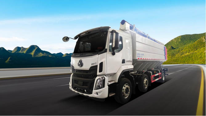 轻量领跑 高效创富，置换饲料车选乘龙准没错！