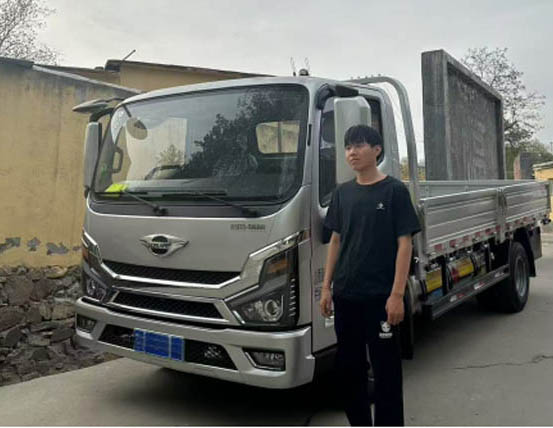 王世元的货运搭档：宽体领航大G-LNG轻卡开启高效运输新体验